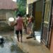 GERAK CEPAT BABINSA KORAMIL 0201-05/MB BANTU WARGA TERDAMPAK BANJIR DI MEDAN MAIMUN