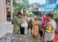 BABINSA KORAMIL 0201-05/MB BANTU WARGA BERSIHKAN SISA LUMPUR PASCABANJIR DI KAMPUNG BARU