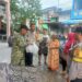 BABINSA KORAMIL 0201-05/MB BANTU WARGA BERSIHKAN SISA LUMPUR PASCABANJIR DI KAMPUNG BARU