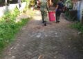 BABINSA BERSAMA PEMERINTAH DESA DAN UNSUR TERKAIT GOTONG ROYONG DI STASIUN TERMINAL DISHUB PERUMNAS SIMALINGKAR