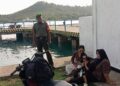 Wujudkan Lingkungan Sehat, Babinsa Koramil 06/Senayang Edukasi Warga tentang Kebersihan Fasilitas Umum