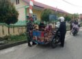 Pantau Kondisi Ekonomi Warga Desa, Babinsa di Susoh Komsos dengan Pedagang Kelapa Keliling dan Warga