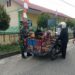 Pantau Kondisi Ekonomi Warga Desa, Babinsa di Susoh Komsos dengan Pedagang Kelapa Keliling dan Warga