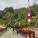 Peduli Lingkungan, Babinsa 02/Lgs Bersama Warga Bersihkan Saluran Air