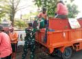 Dukung Program Pemkot Surakarta, Babinsa Kestalan Turun Langsung Bantu Pilah Sampah Bersama Tim Saberling