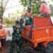 Dukung Program Pemkot Surakarta, Babinsa Kestalan Turun Langsung Bantu Pilah Sampah Bersama Tim Saberling