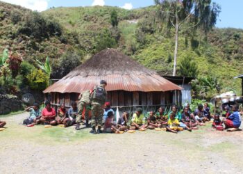 HUT Ke-81 TNI Tahun 2026, Kodim 1714/Puncak Jaya Berbagi Kasih Bersama Masyarakat Kampung Kulok Enggame