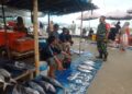 Perkuat Kedekatan, Babinsa di Susoh Komsos dengan Pedagang Ikan di PPI