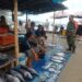 Perkuat Kedekatan, Babinsa di Susoh Komsos dengan Pedagang Ikan di PPI