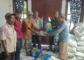 Babinsa Dampingi Apdes di Susoh Salurkan Bantuan Pupuk dan Benih Pertanian