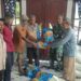 Babinsa Dampingi Apdes di Susoh Salurkan Bantuan Pupuk dan Benih Pertanian