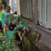 Wujudkan Lingkungan Bersih dan Asri, Babinsa Joglo Bersama Warga Gotong Royong Bersihkan Saluran Air