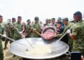Wakil Panglima TNI Bagikan Sembako dan Tinjau Masak Kuali Merah Putih Bobon Santoso, Perkuat Kebersamaan TNI dan Rakyat