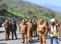 Kodim 1714/PJ dan Polri Kawal Wakil Gubernur Papua Tengah Tinjau Pembangunan Sekolah dan Serahkan Bantuan