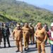 Kodim 1714/PJ dan Polri Kawal Wakil Gubernur Papua Tengah Tinjau Pembangunan Sekolah dan Serahkan Bantuan