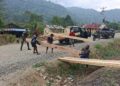 Penuh Semangat Kebersamaan, Gotong Royong Satgas TMMD Kodim 1808/Mansel Bersama Masyarakat