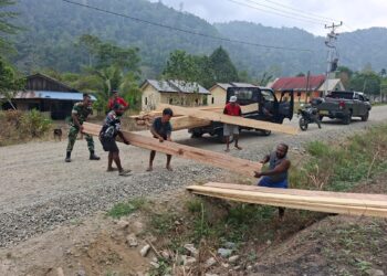 Penuh Semangat Kebersamaan, Gotong Royong Satgas TMMD Kodim 1808/Mansel Bersama Masyarakat