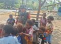 Penuh Kehangatan, Dansatgas TMMD ke-130 Menyapa Anak-Anak Kampung Yamboi