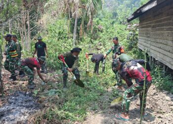 Gotong Royong, Anggota Kodim 1808/Mansel Bersama Masyarakat Bersihkan Lokasi Pembangunan MCK