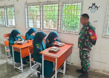 Pastikan Program RI Tepat Sasaran dan Berkualitas, Babinsa di Babahrot Monitoring Penyaluran MBG di Sekolah