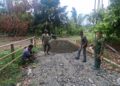 Bergotong Royong, Satgas TMMD ke-130 Kodim 1808/Mansel Bersama Masyarakat Membangun Jalan