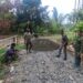 Bergotong Royong, Satgas TMMD ke-130 Kodim 1808/Mansel Bersama Masyarakat Membangun Jalan