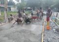 Semangat Kebersamaan, Satgas TMMD dan Masyarakat Bergotong Royong Membangun Jalan Kampung Yamboi