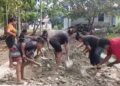 Demi Kampung Lebih Maju, Mama-Mama Kampung Yamboi Turun Tangan Bantu Satgas TMMD