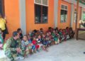 Penuh Keakraban, Sertu Nixon Pimpin Ibadah Bersama Anak-Anak Kampung Yamboi