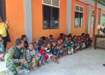 Penuh Keakraban, Sertu Nixon Pimpin Ibadah Bersama Anak-Anak Kampung Yamboi