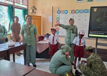 Wujud Kepedulian, Persit KCK Cabang XVII Kodim 1808/Mansel Berikan Bantuan Seragam Sekolah Dukung TMMD Ke-130