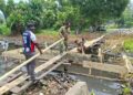Pembangunan Jembatan Terus Dikebut, Satgas TMMD ke-130 Kodim 1808/Mansel Pasang Begisting Pondasi