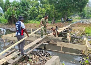 Pembangunan Jembatan Terus Dikebut, Satgas TMMD ke-130 Kodim 1808/Mansel Pasang Begisting Pondasi
