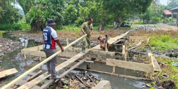 Pembangunan Jembatan Terus Dikebut, Satgas TMMD ke-130 Kodim 1808/Mansel Pasang Begisting Pondasi