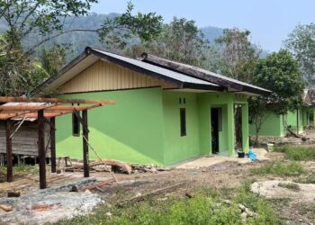 Warna Baru, Semangat Baru : Satgas TMMD ke-130 Percantik Rumah Warga Oransbari
