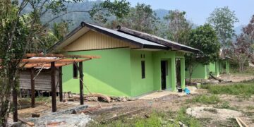 Warna Baru, Semangat Baru : Satgas TMMD ke-130 Percantik Rumah Warga Oransbari