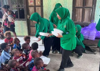 Senyum Ceria Anak-Anak Yamboi Warnai TMMD ke-130, Persit KCK Cabang XVII Kodim 1808/Mansel Berbagi Makan Gratis