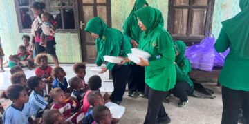 Senyum Ceria Anak-Anak Yamboi Warnai TMMD ke-130, Persit KCK Cabang XVII Kodim 1808/Mansel Berbagi Makan Gratis