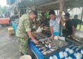 Babinsa Koramil Susoh Pantau Harga Pangan di Pasar Tradisional Gadang