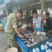 Babinsa Koramil Susoh Pantau Harga Pangan di Pasar Tradisional Gadang