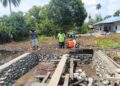 Medan Berlumpur Jadi Tantangan, Satgas TMMD Ke-130 Kerja Ekstra Rampungkan Pembangunan Jembatan