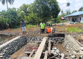 Medan Berlumpur Jadi Tantangan, Satgas TMMD Ke-130 Kerja Ekstra Rampungkan Pembangunan Jembatan