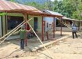 Satgas TMMD ke-130, Kebut Pemasangan Atap Rumah di Yamboi Gunung