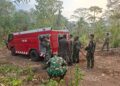 Satgas TMMD ke-130 Bersama Masyarakat Padamkan Kebakaran Lahan di Kampung Mawi