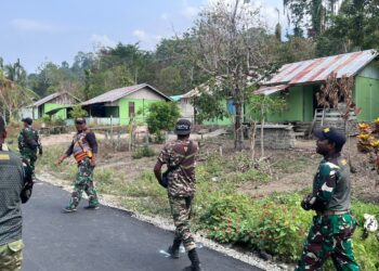 Langkah Ceria Satgas TMMD ke-130 Menuju Sasaran, Disambut Hangat Warga Kampung Yamboi