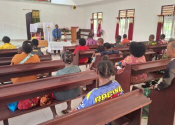 Perkuat Kebersamaan dan Nilai Spiritual : Satgas TMMD Ke-130 Ibadah Minggu Bersama Jemaat Kampung Yamboi