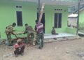 Sentuhan Kepedulian Satgas TMMD Ke-130, Prajurit Bantu Lansia Seabad Angkut Kayu Bakar