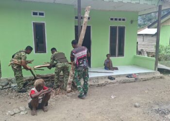 Sentuhan Kepedulian Satgas TMMD Ke-130, Prajurit Bantu Lansia Seabad Angkut Kayu Bakar