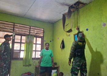 Tak Hanya Atap, Satgas TMMD Ke-130 Benahi Plafon Rumah Warga Yamboi
