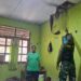 Tak Hanya Atap, Satgas TMMD Ke-130 Benahi Plafon Rumah Warga Yamboi